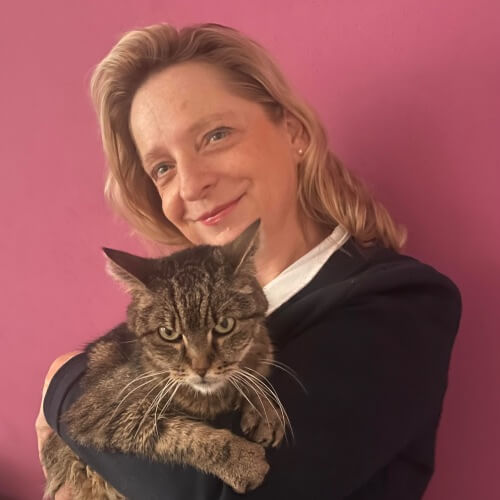 Marion Bättig vom Vorstand des Verein Aktion Demenz mit ihrer Katze